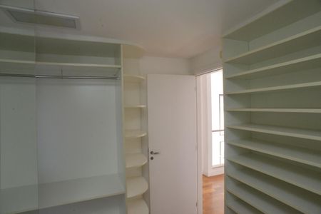 Apartamento à venda com 307m², 4 quartos e 3 vagas Apartamento à venda com 307m², 4 quartos e 3 vagasCloset