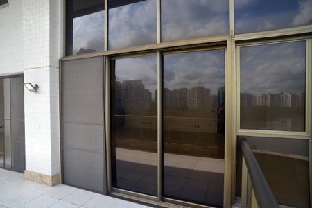 Apartamento à venda com 307m², 4 quartos e 3 vagas Apartamento à venda com 307m², 4 quartos e 3 vagasVaranda