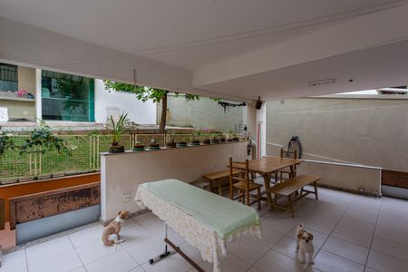 Casa à venda com 480m², 5 quartos e 5 vagas Casa à venda com 480m², 5 quartos e 5 vagasVaranda