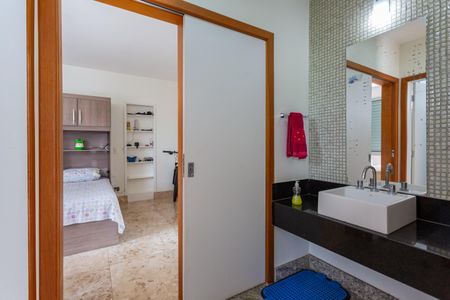 Casa à venda com 480m², 5 quartos e 5 vagas Casa à venda com 480m², 5 quartos e 5 vagasBanheiro das Semi Suíte 1 e 2