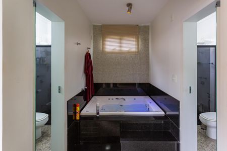 Casa à venda com 480m², 5 quartos e 5 vagas Casa à venda com 480m², 5 quartos e 5 vagasBanheiro da Suíte 3