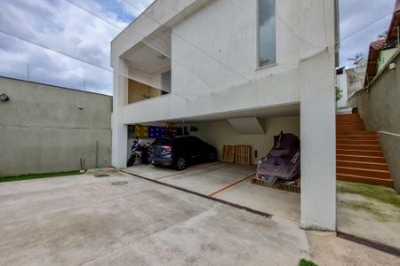 Casa à venda com 480m², 5 quartos e 5 vagas Casa à venda com 480m², 5 quartos e 5 vagasGaragem