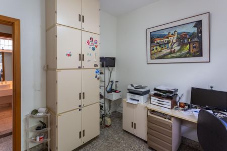 Casa à venda com 480m², 5 quartos e 5 vagas Casa à venda com 480m², 5 quartos e 5 vagasQuarto