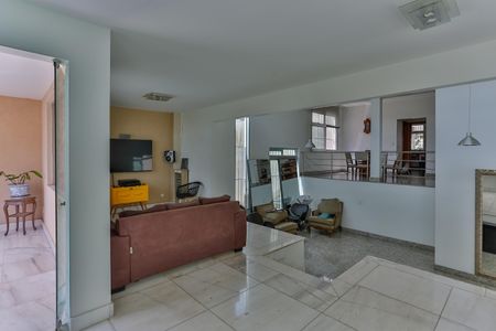 Casa à venda com 480m², 5 quartos e 5 vagas Casa à venda com 480m², 5 quartos e 5 vagasSala