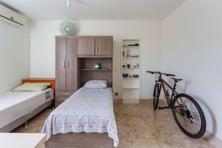 Casa à venda com 480m², 5 quartos e 5 vagas Casa à venda com 480m², 5 quartos e 5 vagasSemi Suíte 2