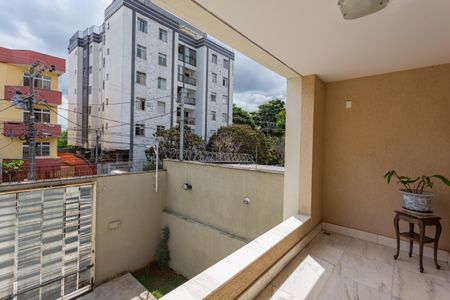 Casa à venda com 480m², 5 quartos e 5 vagas Casa à venda com 480m², 5 quartos e 5 vagasVaranda