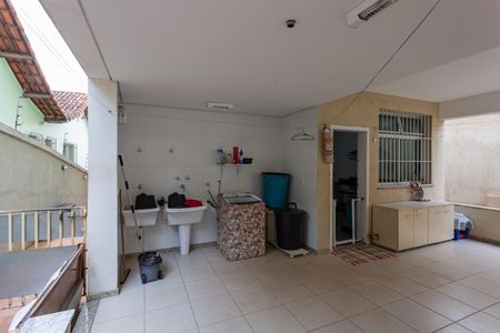 Casa à venda com 480m², 5 quartos e 5 vagas Casa à venda com 480m², 5 quartos e 5 vagasVaranda