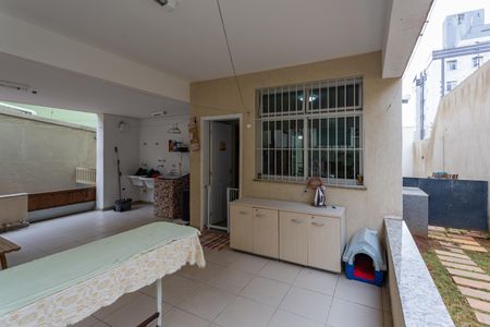 Casa à venda com 480m², 5 quartos e 5 vagas Casa à venda com 480m², 5 quartos e 5 vagasVaranda