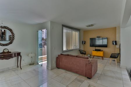 Casa à venda com 480m², 5 quartos e 5 vagas Casa à venda com 480m², 5 quartos e 5 vagasSala