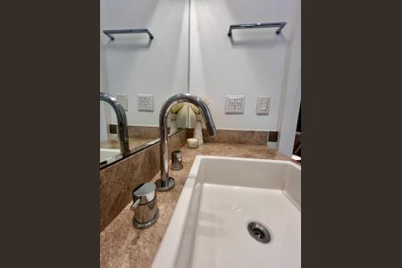 Casa de condomínio à venda com 860m², 4 quartos e 4 vagasBanheiro da Suíte 1