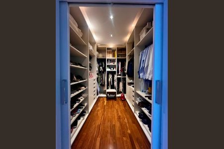 Casa de condomínio à venda com 860m², 4 quartos e 4 vagasCloset da suíte