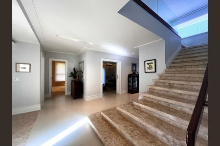 Casa de condomínio à venda com 860m², 4 quartos e 4 vagasEscada