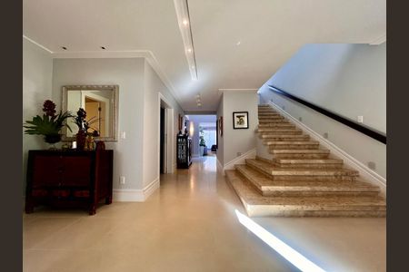 Casa de condomínio à venda com 860m², 4 quartos e 4 vagasEscada