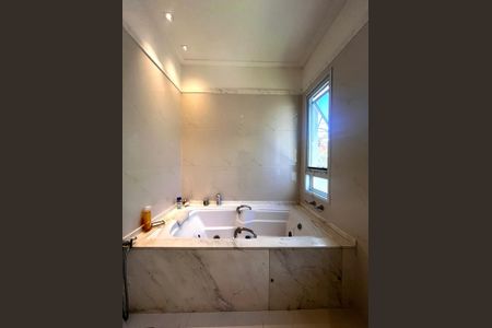 Casa de condomínio à venda com 860m², 4 quartos e 4 vagasBanheiro da Suíte 3