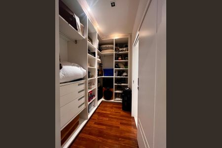 Casa de condomínio à venda com 860m², 4 quartos e 4 vagasCloset da suíte