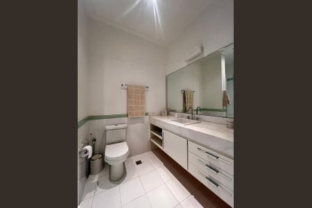 Casa de condomínio à venda com 860m², 4 quartos e 4 vagasBanheiro da Suíte 2