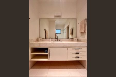 Casa de condomínio à venda com 860m², 4 quartos e 4 vagasBanheiro da Suíte 2