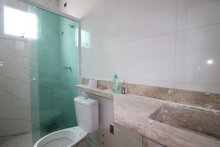 Casa de condomínio à venda com 117m², 2 quartos e 2 vagasBanheiro da Suíte 1