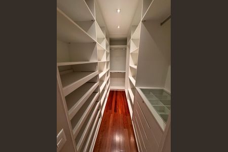 Apartamento à venda com 310m², 3 quartos e 4 vagas Apartamento à venda com 310m², 3 quartos e 4 vagasCloset