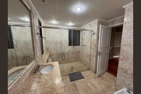 Apartamento à venda com 310m², 3 quartos e 4 vagas Apartamento à venda com 310m², 3 quartos e 4 vagasBanheiro 1