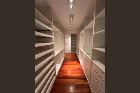 Apartamento à venda com 310m², 3 quartos e 4 vagas Apartamento à venda com 310m², 3 quartos e 4 vagasCloset