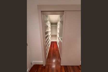 Apartamento à venda com 310m², 3 quartos e 4 vagas Apartamento à venda com 310m², 3 quartos e 4 vagasCloset