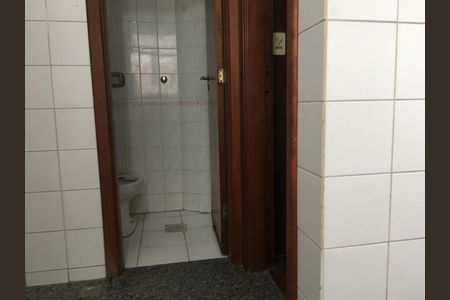 Apartamento à venda com 240m², 3 quartos e 2 vagas Apartamento à venda com 240m², 3 quartos e 2 vagasBanheiro de Serviço