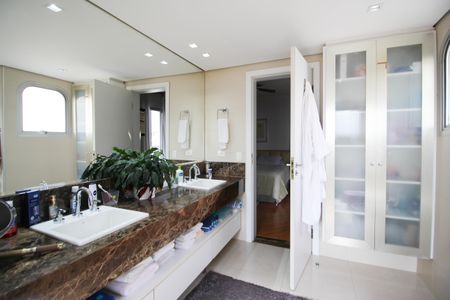 Apartamento para alugar com 262m², 3 quartos e 5 vagasBanheiro da Suíte 1
