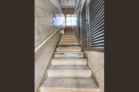 Apartamento para alugar com 90m², 2 quartos e sem vagaEscada de Acesso ao Imóvel