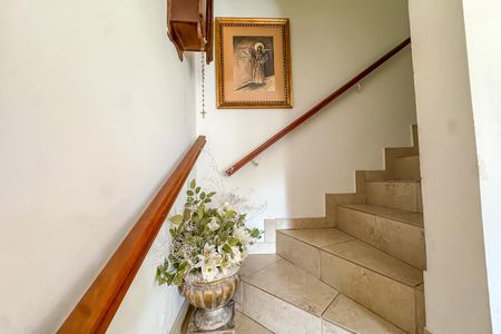 Casa à venda com 220m², 3 quartos e 3 vagas Casa à venda com 220m², 3 quartos e 3 vagasEscada