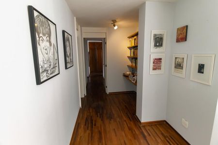 Apartamento à venda com 220m², 4 quartos e 2 vagasCorredor - Suítes