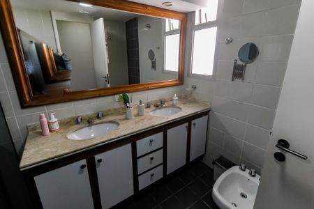 Apartamento à venda com 220m², 4 quartos e 2 vagasBanheiro da Suíte 3