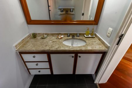 Apartamento à venda com 220m², 4 quartos e 2 vagasBanheiro da Suíte 1