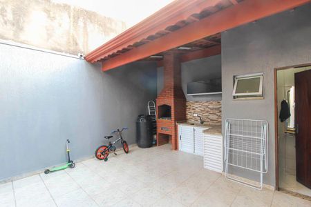 Casa à venda com 180m², 6 quartos e 3 vagas Casa à venda com 180m², 6 quartos e 3 vagasÁrea comum - Churrasqueira