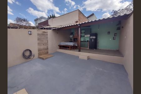 Casa à venda com 179m², 2 quartos e 2 vagas Casa à venda com 179m², 2 quartos e 2 vagasQuintal