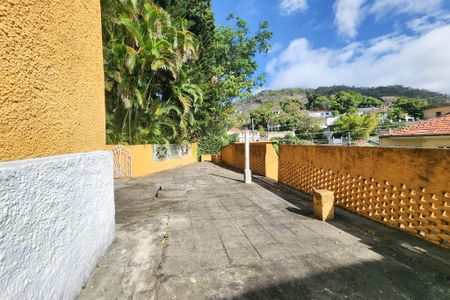 Casa para alugar com 380m², 5 quartos e 1 vagaÁrea de serviço/Quintal