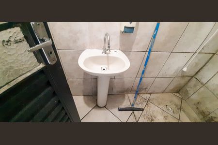 Casa à venda com 100m², 4 quartos e 2 vagas Casa à venda com 100m², 4 quartos e 2 vagasBanheiro de Serviço