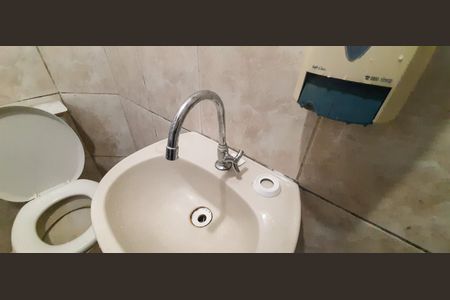 Casa à venda com 100m², 4 quartos e 2 vagas Casa à venda com 100m², 4 quartos e 2 vagasBanheiro de Serviço