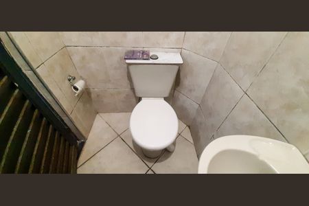 Casa à venda com 100m², 4 quartos e 2 vagas Casa à venda com 100m², 4 quartos e 2 vagasBanheiro de Serviço