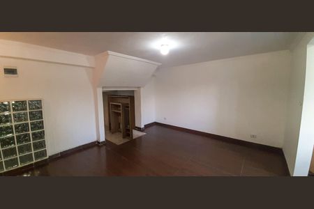 Casa à venda com 100m², 4 quartos e 2 vagas Casa à venda com 100m², 4 quartos e 2 vagasSala de TV