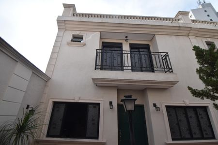 Casa para alugar com 237m², 4 quartos e 5 vagas Casa para alugar com 237m², 4 quartos e 5 vagasFachada