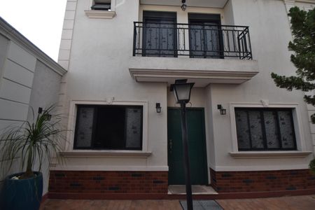 Casa para alugar com 237m², 4 quartos e 5 vagas Casa para alugar com 237m², 4 quartos e 5 vagasFachada