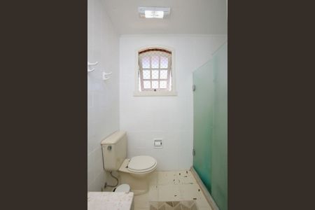 Banheiro de casa de condomínio à venda com 3 quartos, 200m² em Cristal, Porto Alegre