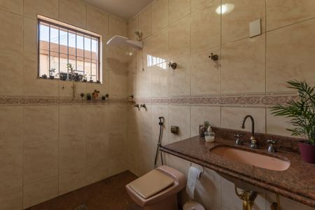 Casa à venda com 410m², 4 quartos e 3 vagasBanheiro Social 2