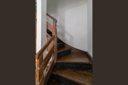 Casa à venda com 179m², 3 quartos e 2 vagas Casa à venda com 179m², 3 quartos e 2 vagasEscada