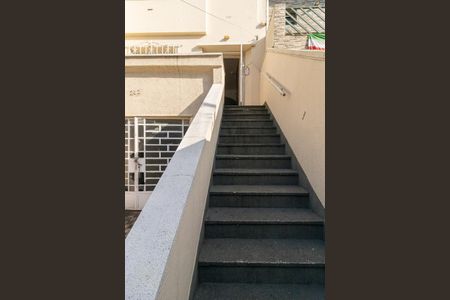 Casa à venda com 179m², 3 quartos e 2 vagas Casa à venda com 179m², 3 quartos e 2 vagasEscada - entrada