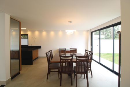 Casa de condomínio para alugar com 460m², 4 quartos e 4 vagasSala