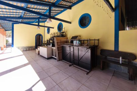 Casa à venda com 340m², 3 quartos e 15 vagasCorredor - Quintal