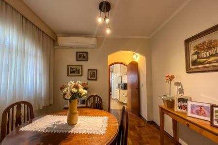Casa à venda com 195m², 4 quartos e 2 vagas Casa à venda com 195m², 4 quartos e 2 vagasSala de Jantar