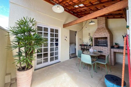 Casa à venda com 195m², 4 quartos e 2 vagas Casa à venda com 195m², 4 quartos e 2 vagasQuintal